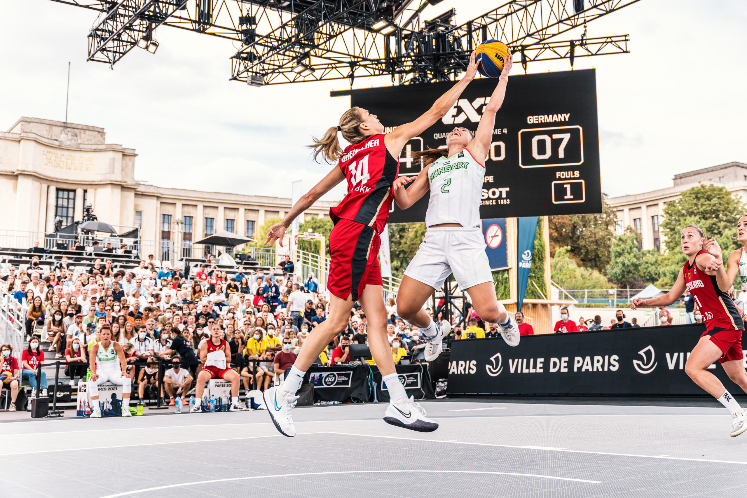 3x3-Nationalspielerin Sonja Greinacher blockt ihre ungarische Kontrahentin beim FIBA 3x3 Europe Cup 2021 in Paris.