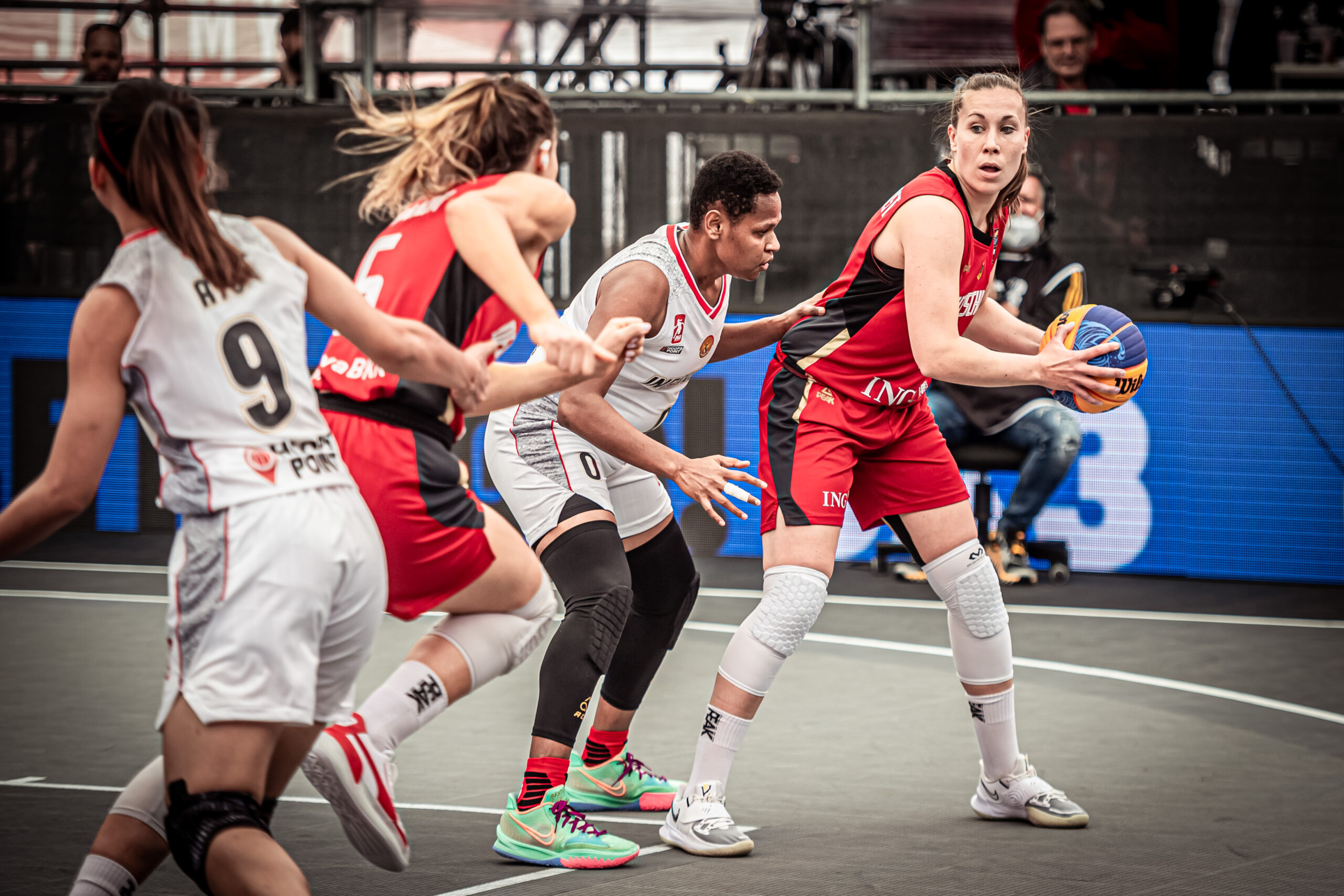 3x3-Nationalspielerin Svenja Brunckhorst wartet auf das Handoff mit Teamkollegin Theresa Simon beim Olympischen Qualifikationsturnier 2021 in Graz beim Spiel gegen Indonesien.